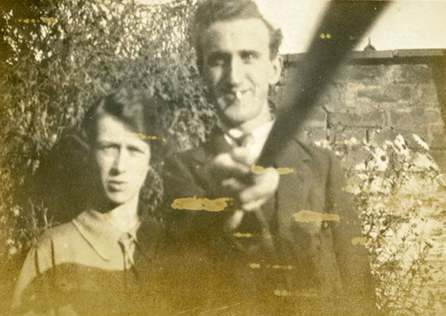 Arnold and Helen Hogg avec un selfie stick maison - 1926