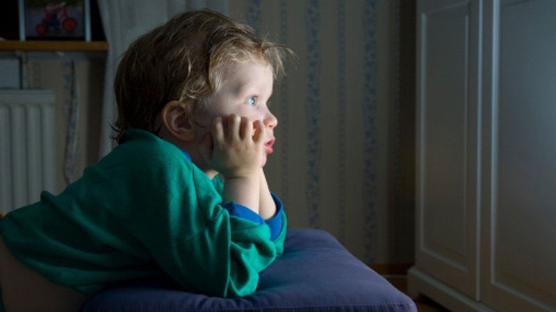 Enfant devant la télé